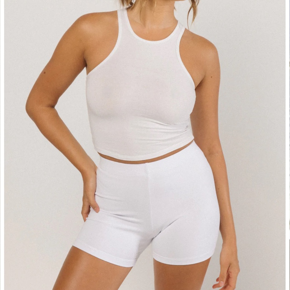Saski Collection white shorts, size S